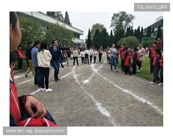 四五十岁仍然能踢足球的秘诀与挑战：中年人如何保持运动激情与体力